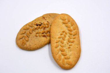 Fındık ve kepekli, beyaz bir arka planda işe yarar ince kurabiyeler..