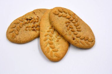 Fındık ve kepekli, beyaz bir arka planda işe yarar ince kurabiyeler..