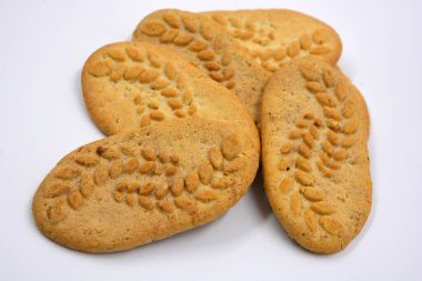 Fındık ve kepekli, beyaz bir arka planda işe yarar ince kurabiyeler..