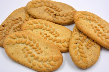 Fındık ve kepekli, beyaz bir arka planda işe yarar ince kurabiyeler..