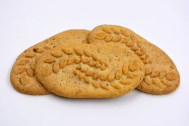 Fındık ve kepekli, beyaz bir arka planda işe yarar ince kurabiyeler..