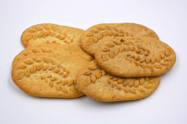 Fındık ve kepekli, beyaz bir arka planda işe yarar ince kurabiyeler..