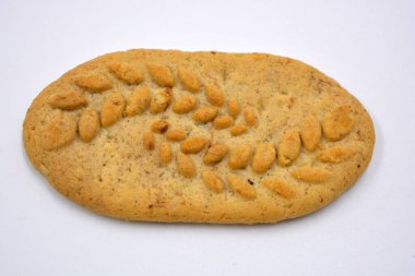 Fındık ve kepekli, beyaz bir arka planda işe yarar ince kurabiyeler..