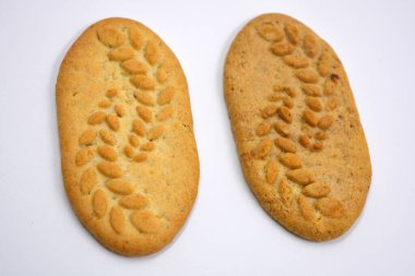 Fındık ve kepekli, beyaz bir arka planda işe yarar ince kurabiyeler..