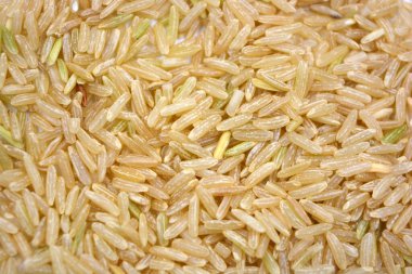 Beyaz bir arka planda uzun ve vahşi beyaz pirinç yetiştirildi..