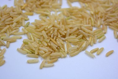 Beyaz bir arka planda uzun ve vahşi beyaz pirinç yetiştirildi..