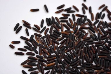 Beyaz arka planda yetişen istenmeyen yakışıklı siyah pirinç..