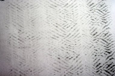 Lazer yazıcı tarafından yapılan siyah desenli temiz beyaz kağıda alışılmadık bir çizim. Grafikler, alışılmadık çizimler, doku, semboller, kancalar, kareler.