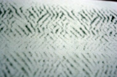 Lazer yazıcı tarafından yapılan siyah desenli temiz beyaz kağıda alışılmadık bir çizim. Grafikler, alışılmadık çizimler, doku, semboller, kancalar, kareler.