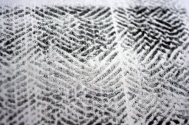 Lazer yazıcı tarafından yapılan siyah desenli temiz beyaz kağıda alışılmadık bir çizim. Grafikler, alışılmadık çizimler, doku, semboller, kancalar, kareler.