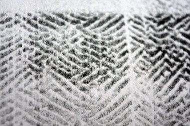 Lazer yazıcı tarafından yapılan siyah desenli temiz beyaz kağıda alışılmadık bir çizim. Grafikler, alışılmadık çizimler, doku, semboller, kancalar, kareler.