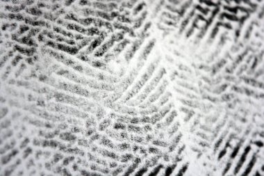 Lazer yazıcı tarafından yapılan siyah desenli temiz beyaz kağıda alışılmadık bir çizim. Grafikler, alışılmadık çizimler, doku, semboller, kancalar, kareler.