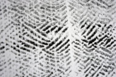 Lazer yazıcı tarafından yapılan siyah desenli temiz beyaz kağıda alışılmadık bir çizim. Grafikler, alışılmadık çizimler, doku, semboller, kancalar, kareler.