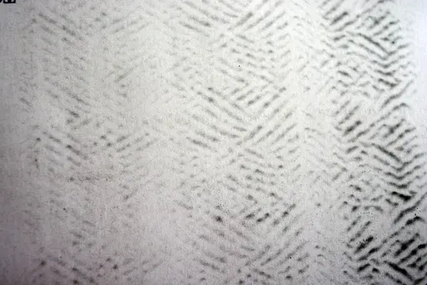 Lazer yazıcı tarafından yapılan siyah desenli temiz beyaz kağıda alışılmadık bir çizim. Grafikler, alışılmadık çizimler, doku, semboller, kancalar, kareler.