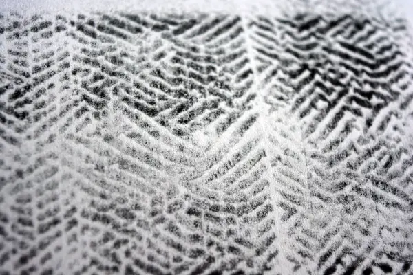 Lazer yazıcı tarafından yapılan siyah desenli temiz beyaz kağıda alışılmadık bir çizim. Grafikler, alışılmadık çizimler, doku, semboller, kancalar, kareler.