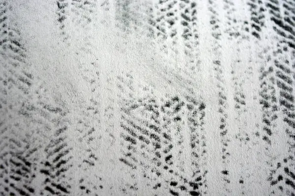 Lazer yazıcı tarafından yapılan siyah desenli temiz beyaz kağıda alışılmadık bir çizim. Grafikler, alışılmadık çizimler, doku, semboller, kancalar, kareler.