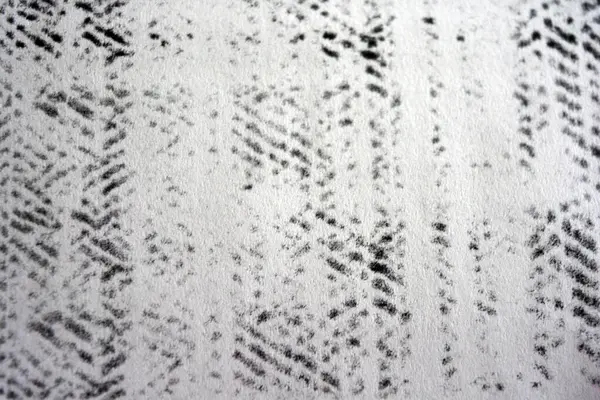 Lazer yazıcı tarafından yapılan siyah desenli temiz beyaz kağıda alışılmadık bir çizim. Grafikler, alışılmadık çizimler, doku, semboller, kancalar, kareler.