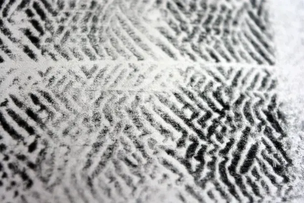 Lazer yazıcı tarafından yapılan siyah desenli temiz beyaz kağıda alışılmadık bir çizim. Grafikler, alışılmadık çizimler, doku, semboller, kancalar, kareler.