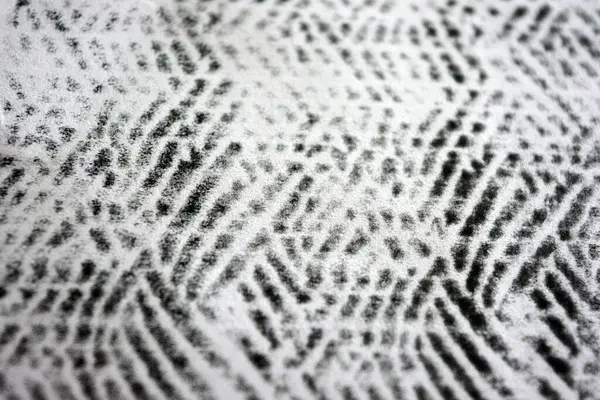 Lazer yazıcı tarafından yapılan siyah desenli temiz beyaz kağıda alışılmadık bir çizim. Grafikler, alışılmadık çizimler, doku, semboller, kancalar, kareler.