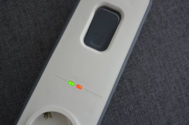 Şeyler, elektrikli eşyalar. Gri kablo, gri düğme, gri düğme, gri düğme ve iki yeşil, kırmızı diyot, ampul, iki USB konnektörü gri kumaş arka planda yer almaktadır..