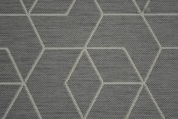 Her şey günlük hayatın bir parçası, iç mekanların bir parçası. Işık, beyaz kaotik çizgiler ve alışılmadık grafik desenli yeni örülmüş gri halı..