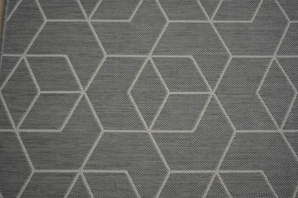 Her şey günlük hayatın bir parçası, iç mekanların bir parçası. Işık, beyaz kaotik çizgiler ve alışılmadık grafik desenli yeni örülmüş gri halı..