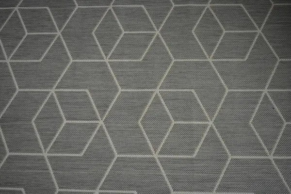 Her şey günlük hayatın bir parçası, iç mekanların bir parçası. Işık, beyaz kaotik çizgiler ve alışılmadık grafik desenli yeni örülmüş gri halı..