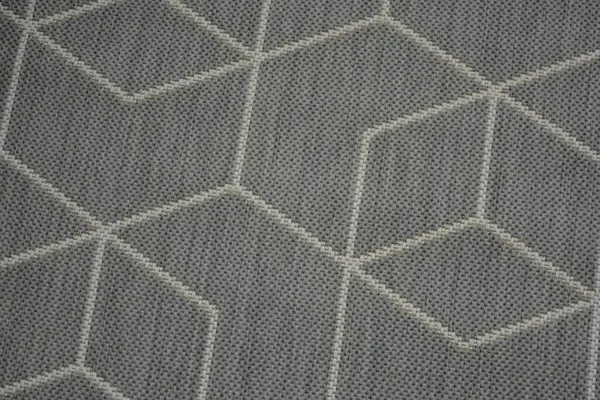 Her şey günlük hayatın bir parçası, iç mekanların bir parçası. Işık, beyaz kaotik çizgiler ve alışılmadık grafik desenli yeni örülmüş gri halı..