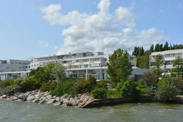 Güzel, parlak doğa, yeşil köknar ağaçları, uzun çam ağaçları, ağaçlar ve güzel beyaz evleri olan tepelik bir manzara. Finlandiya 'nın Espoo şehrinde Finlandiya kıyısında yeni güzel evler bulunmaktadır..