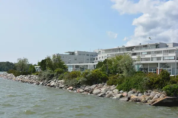 Güzel, parlak doğa, yeşil köknar ağaçları, uzun çam ağaçları, ağaçlar ve güzel beyaz evleri olan tepelik bir manzara. Finlandiya 'nın Espoo şehrinde Finlandiya kıyısında yeni güzel evler bulunmaktadır..