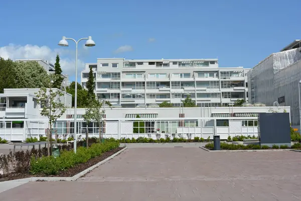 Daireler, evler, deniz kenarında bulunan ve Finlandiya 'nın Espoo şehrindeki güneş ışınlarıyla aydınlatılan gayrimenkuller. Büyük cam balkonlu yeni güzel beyaz evler yüksek yeşil ağaçlar, köknarlar ve çamlar arasında yer alıyor..