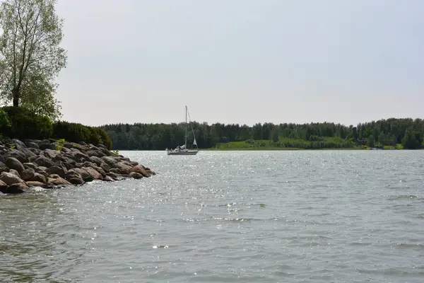 Güzel bir doğa, Finlandiya Körfezi kıyısı. Finlandiya 'nın Espoo kentindeki su deposunda güzel, parlak bir yat denize açılır..