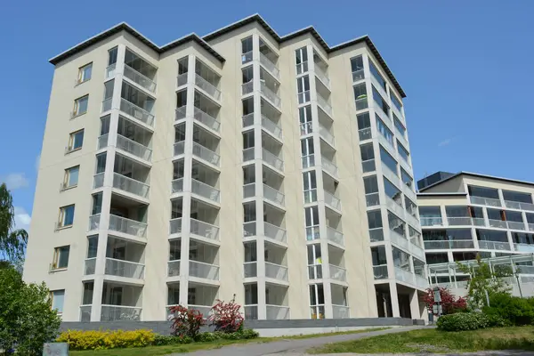 Daireler, evler, deniz kenarında bulunan ve Finlandiya 'nın Espoo şehrindeki güneş ışınlarıyla aydınlatılan gayrimenkuller. Büyük cam balkonlu yeni güzel beyaz evler yüksek yeşil ağaçlar, köknarlar ve çamlar arasında yer alıyor..