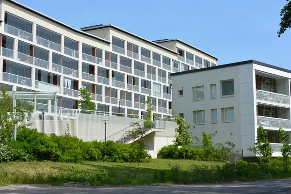 Daireler, evler, deniz kenarında bulunan ve Finlandiya 'nın Espoo şehrindeki güneş ışınlarıyla aydınlatılan gayrimenkuller. Büyük cam balkonlu yeni güzel beyaz evler yüksek yeşil ağaçlar, köknarlar ve çamlar arasında yer alıyor..