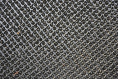 Sıradışı siyah plastik arka plan, halı, toprak ve tozla kaplı sokak yolu.