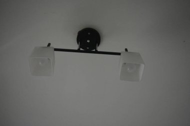 Eşyalar, iç malzemeler, her zaman odada duran şeyler, Dnipro, Ukrayna 'da yeni onarımlar. Odanın tavanında beyaz gölgeli ve beyaz diyot lambalı yeni ve güzel bir avize asılı..