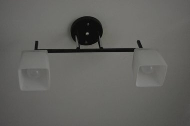 Eşyalar, iç malzemeler, her zaman odada duran şeyler, Dnipro, Ukrayna 'da yeni onarımlar. Odanın tavanında beyaz gölgeli ve beyaz diyot lambalı yeni ve güzel bir avize asılı..