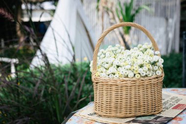 Masanın üzerinde bulanık bir çiçek sepeti..