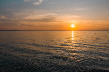 Okyanusun üzerinde Doğal Günbatımı Gündoğumu. Plaj havası.