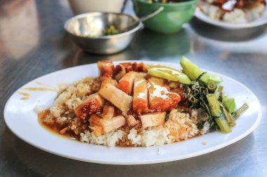 Sebzeli kızarmış domuz pirinci ve Tayland yemeği..