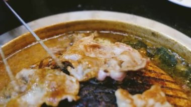 Tayland usulü barbekü ya da Mookata, fırında baharatlı soslu çiğ et, 4K.