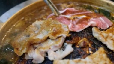 Tayland usulü barbekü ya da Mookata, fırında baharatlı soslu çiğ et, 4K.