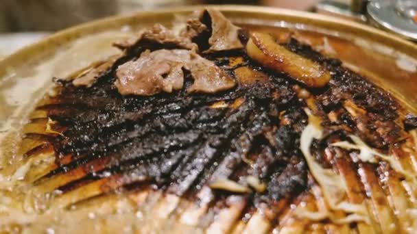 Churrasco Estilo Tailandês Mookata Carne Crua Com Molho Picante Grelhado — Vídeo de Stock