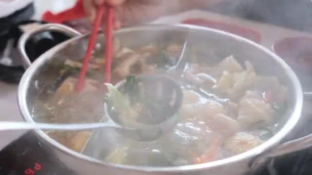 Mâna Folosind Bețișoare Pentru Găti Carne Oală Shabu — Videoclip de stoc
