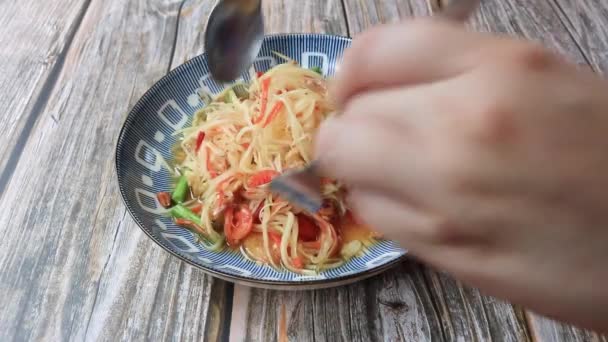 Mãos Usando Garfo Colher Para Comer Salada Mamão Comida Tailandesa — Vídeo de Stock
