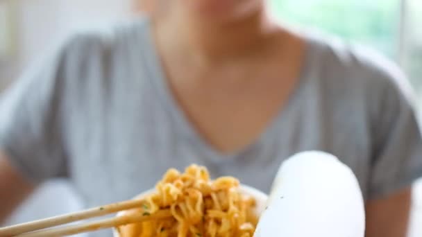 Închideți Mâna Femeii Folosind Bețivan Pentru Mânca Tăiței Instant — Videoclip de stoc
