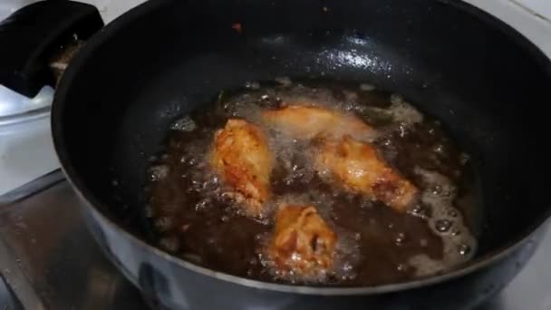 熱々の油で揚げた鶏と鍋で沸騰 — ストック動画
