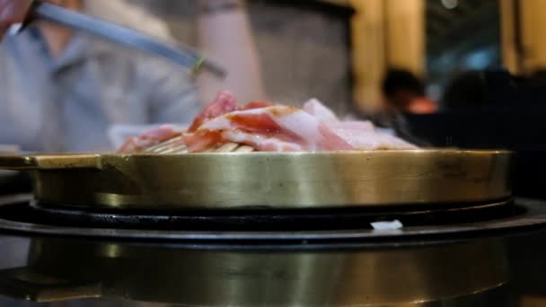 Churrasco Estilo Tailandês Mookata Carne Crua Com Molho Picante Grelhado — Vídeo de Stock
