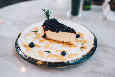 Masada bir parça yaban mersinli kek..