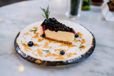 Masada bir parça yaban mersinli kek..